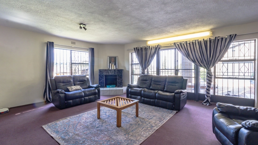 5 Bedroom Property for Sale in Mondeor Gauteng