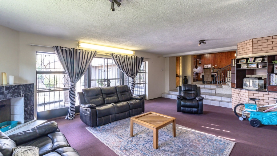 5 Bedroom Property for Sale in Mondeor Gauteng