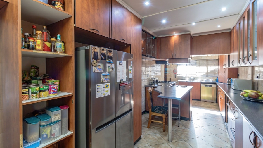 5 Bedroom Property for Sale in Mondeor Gauteng