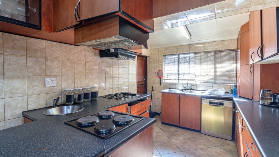 5 Bedroom Property for Sale in Mondeor Gauteng