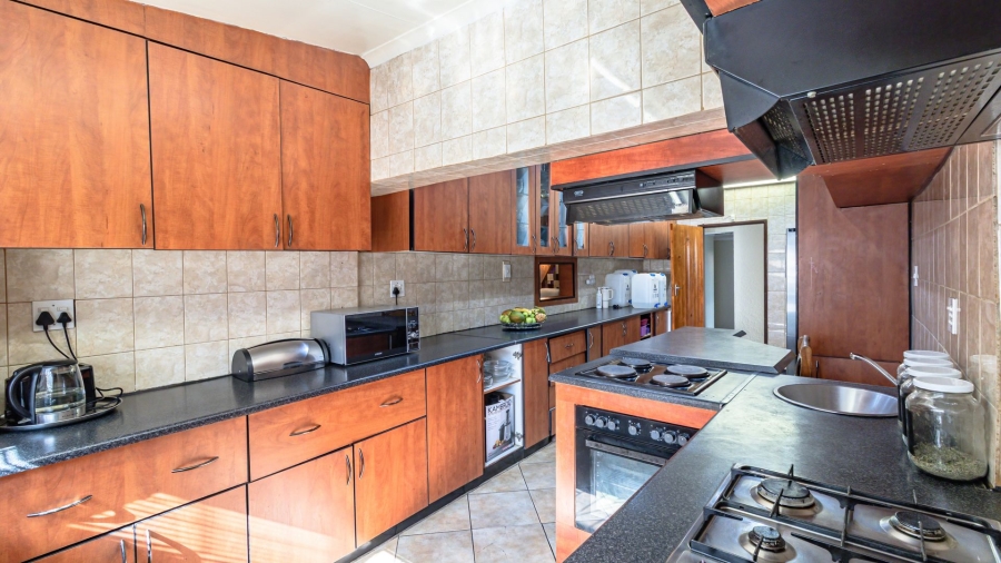 5 Bedroom Property for Sale in Mondeor Gauteng