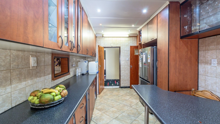 5 Bedroom Property for Sale in Mondeor Gauteng