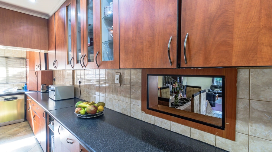 5 Bedroom Property for Sale in Mondeor Gauteng