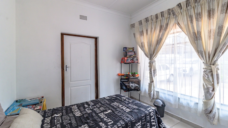 5 Bedroom Property for Sale in Mondeor Gauteng