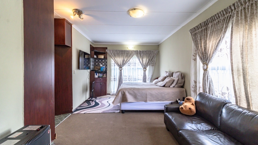 5 Bedroom Property for Sale in Mondeor Gauteng