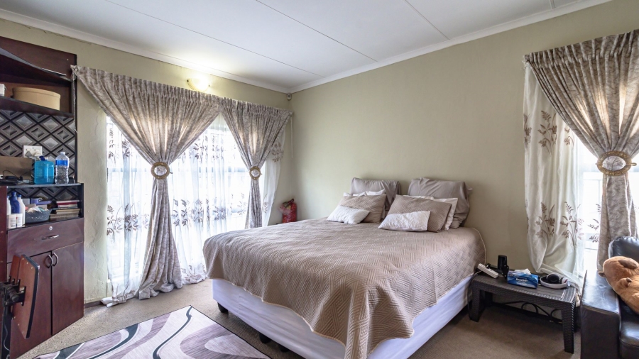 5 Bedroom Property for Sale in Mondeor Gauteng