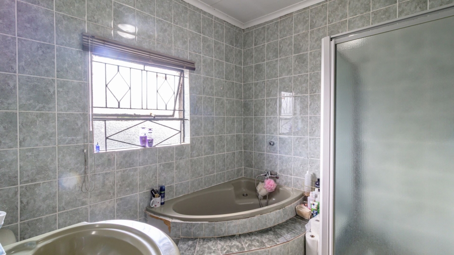 5 Bedroom Property for Sale in Mondeor Gauteng