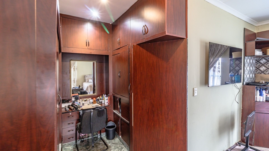 5 Bedroom Property for Sale in Mondeor Gauteng