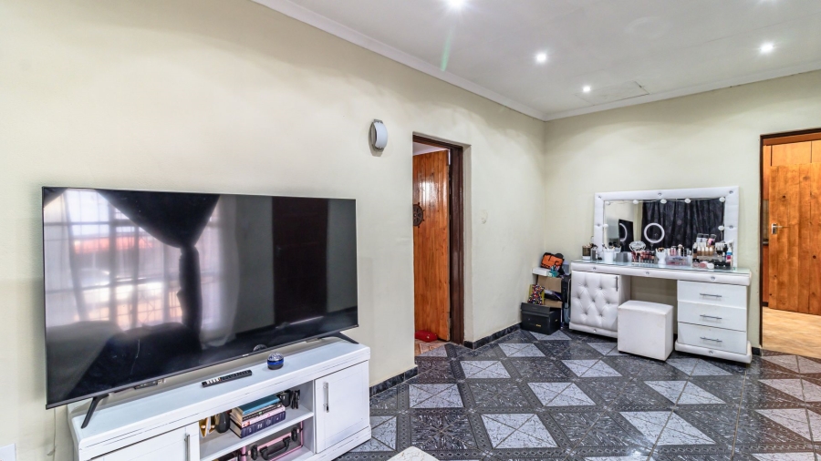 5 Bedroom Property for Sale in Mondeor Gauteng