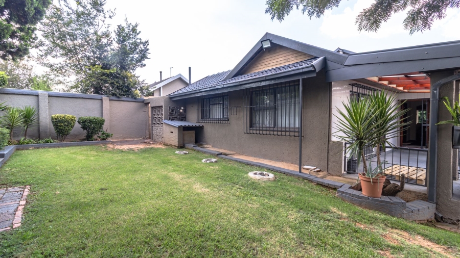 5 Bedroom Property for Sale in Mondeor Gauteng