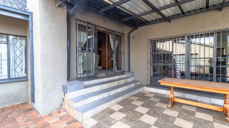 5 Bedroom Property for Sale in Mondeor Gauteng
