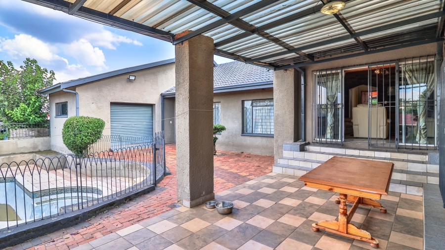 5 Bedroom Property for Sale in Mondeor Gauteng