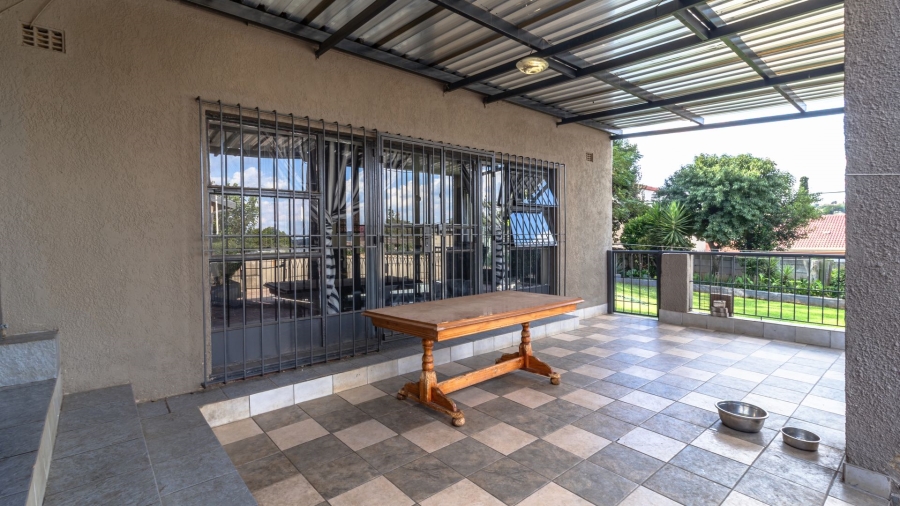 5 Bedroom Property for Sale in Mondeor Gauteng