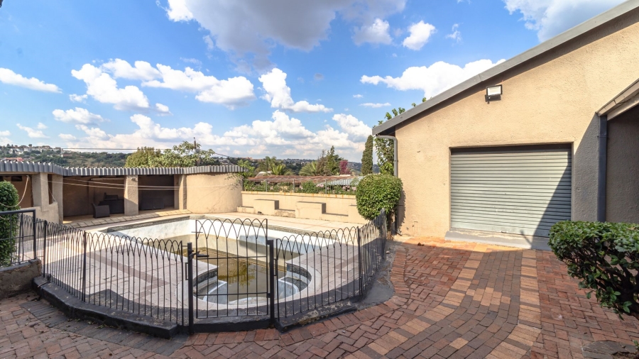 5 Bedroom Property for Sale in Mondeor Gauteng
