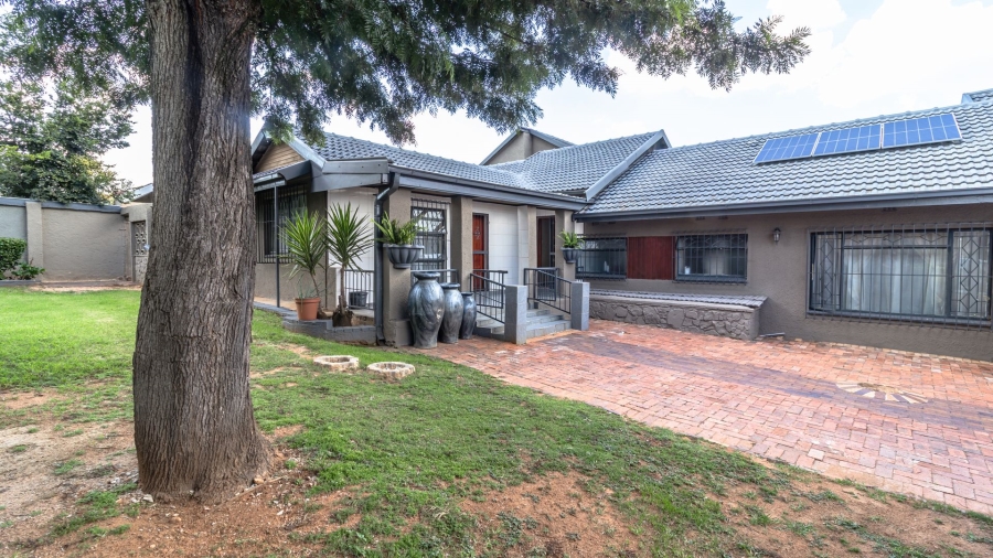 5 Bedroom Property for Sale in Mondeor Gauteng