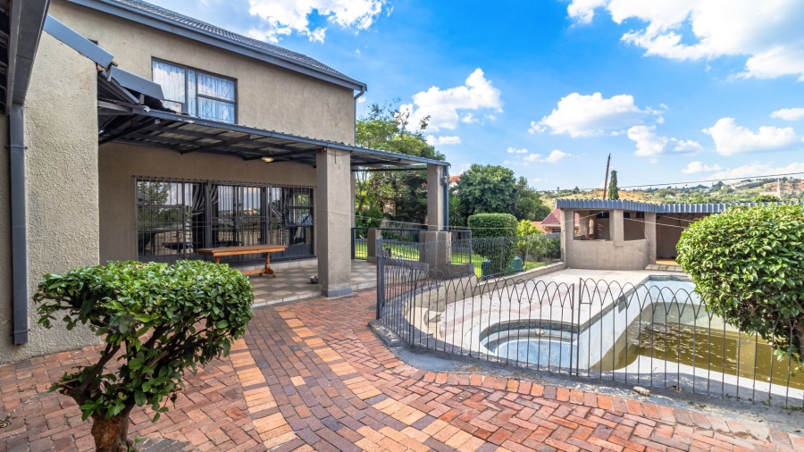 5 Bedroom Property for Sale in Mondeor Gauteng