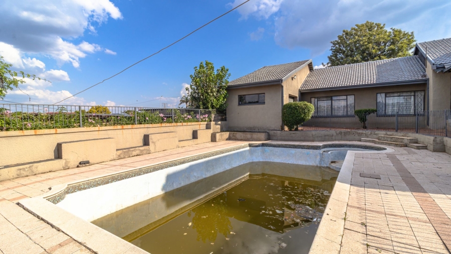 5 Bedroom Property for Sale in Mondeor Gauteng