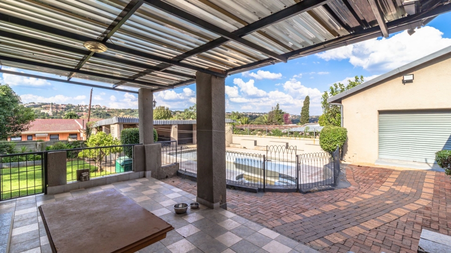 5 Bedroom Property for Sale in Mondeor Gauteng