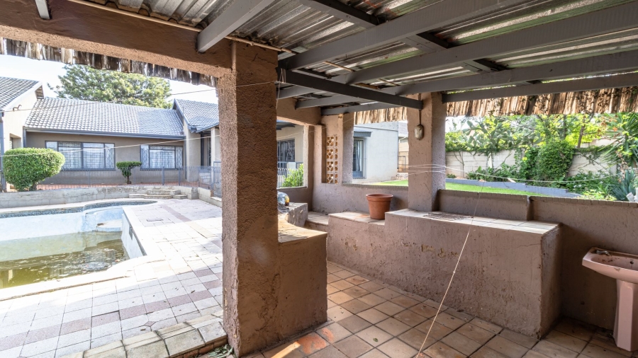 5 Bedroom Property for Sale in Mondeor Gauteng