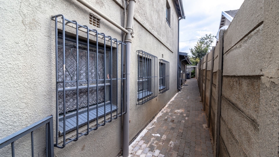 5 Bedroom Property for Sale in Mondeor Gauteng