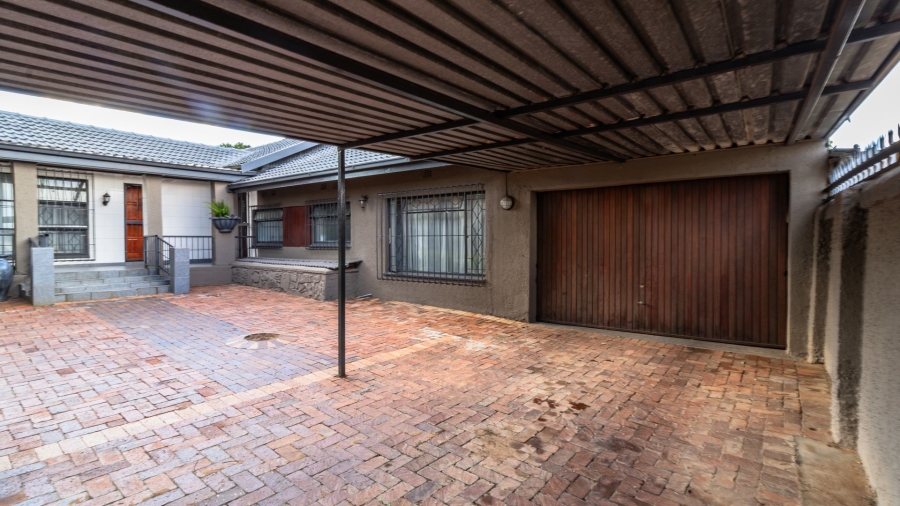 5 Bedroom Property for Sale in Mondeor Gauteng