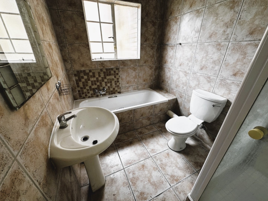 To Let 2 Bedroom Property for Rent in Sonneglans Gauteng