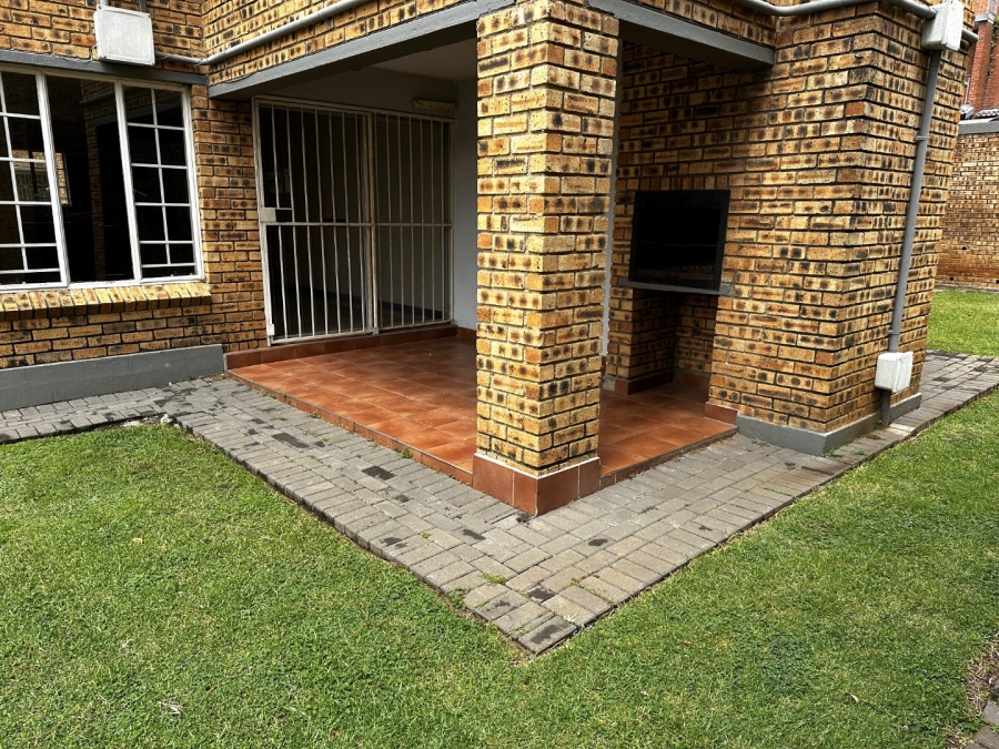 To Let 2 Bedroom Property for Rent in Sonneglans Gauteng