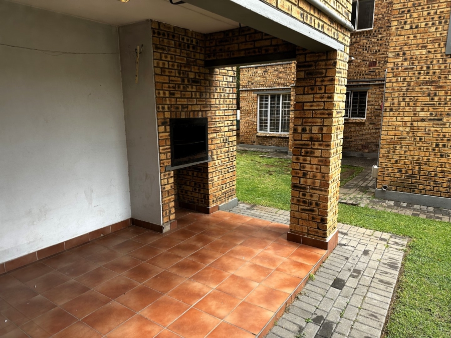 To Let 2 Bedroom Property for Rent in Sonneglans Gauteng