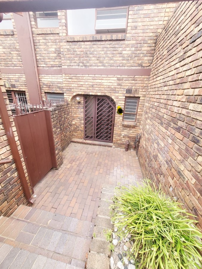  Bedroom Property for Sale in Bramley Park Gauteng