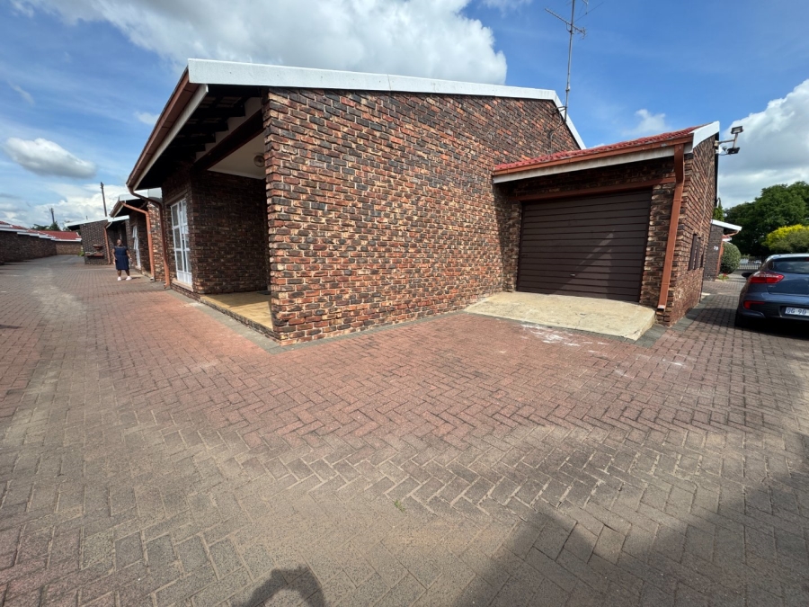 2 Bedroom Property for Sale in Three Rivers Gauteng