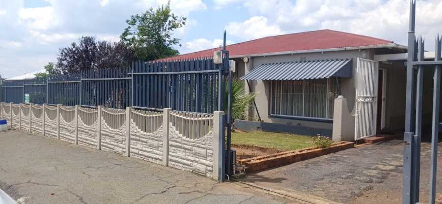 3 Bedroom Property for Sale in Crown Gardens Gauteng