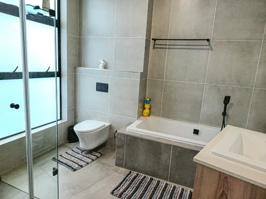 5 Bedroom Property for Sale in Midstream Ridge Gauteng