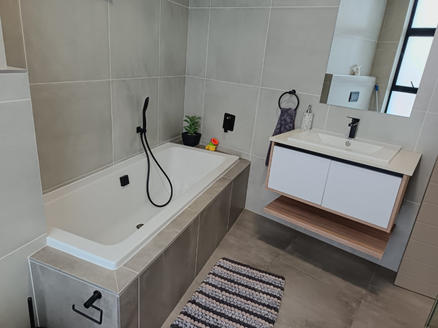 5 Bedroom Property for Sale in Midstream Ridge Gauteng