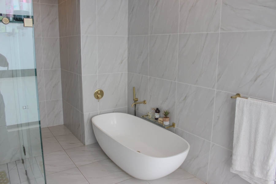 5 Bedroom Property for Sale in Midstream Ridge Gauteng