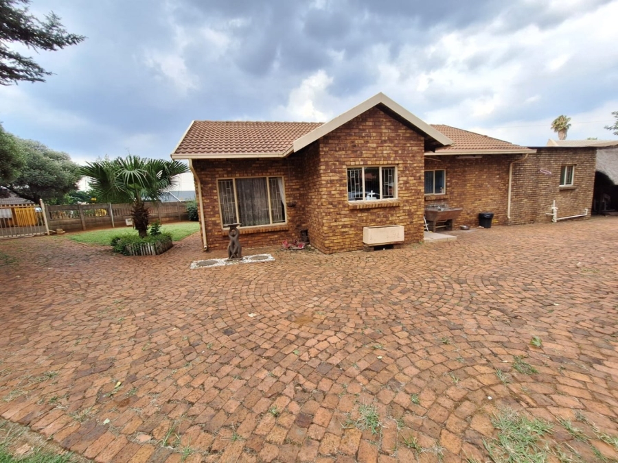  Bedroom Property for Sale in Heuweloord Gauteng