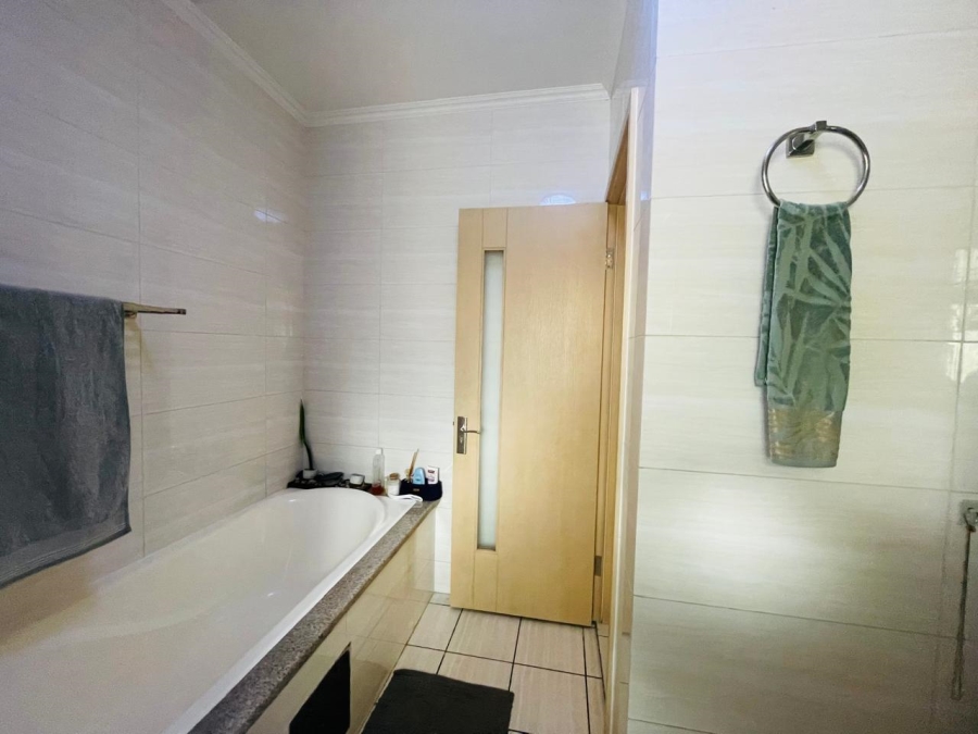 1 Bedroom Property for Sale in Noordwyk Gauteng