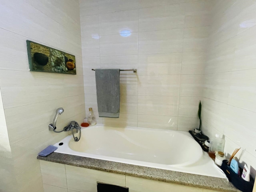 1 Bedroom Property for Sale in Noordwyk Gauteng