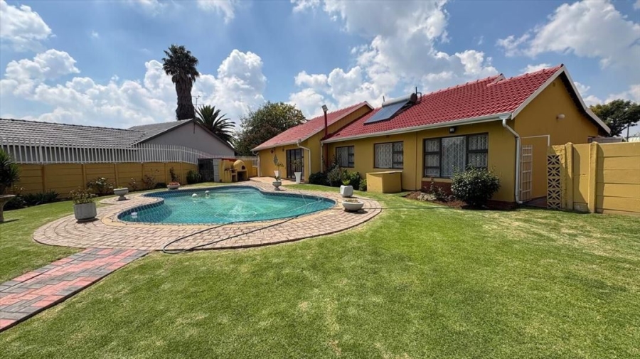 4 Bedroom Property for Sale in Mackenzie Park Gauteng