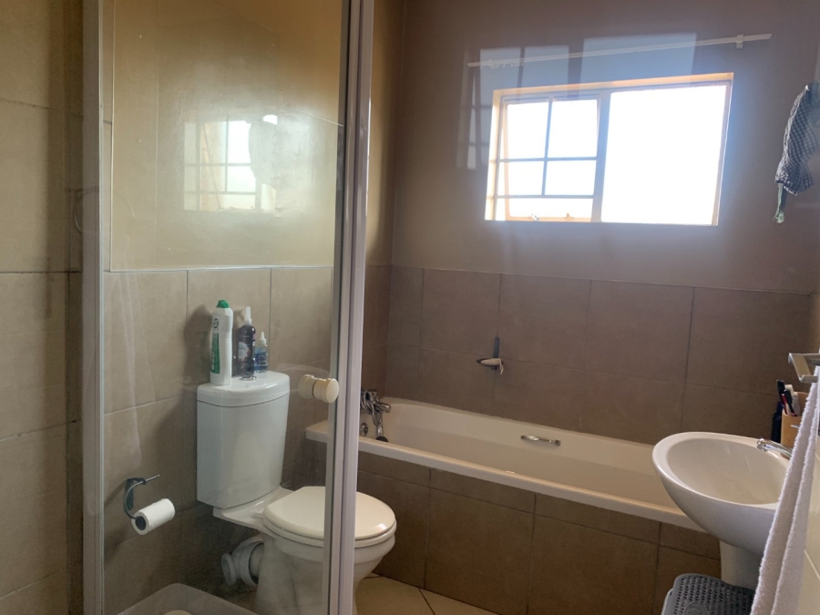 To Let 2 Bedroom Property for Rent in Monavoni Gauteng