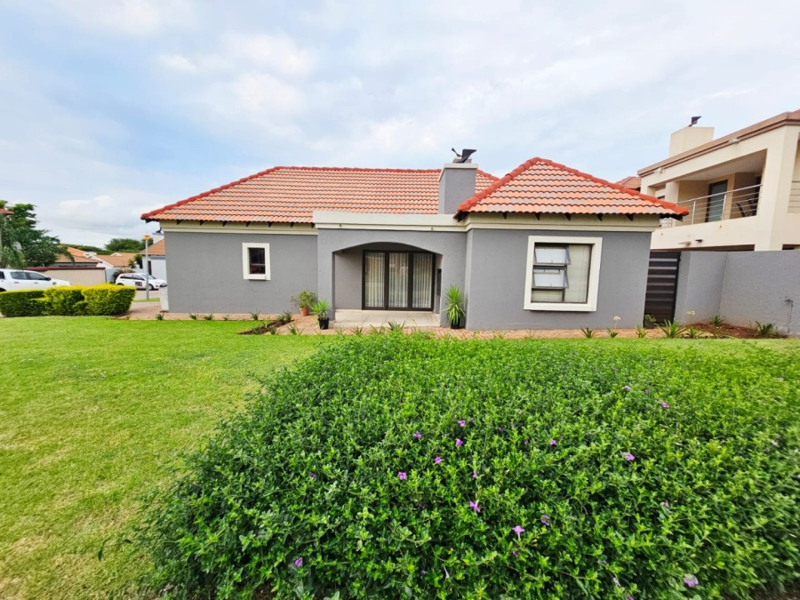 3 Bedroom Property for Sale in Monavoni Gauteng