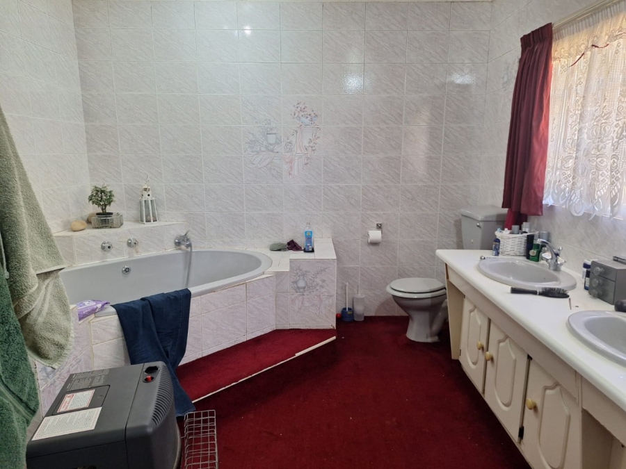 4 Bedroom Property for Sale in Raslouw A H Gauteng