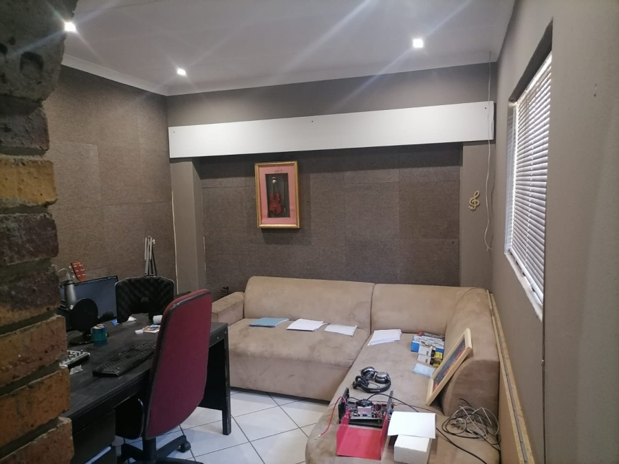  Bedroom Property for Sale in Casseldale Gauteng