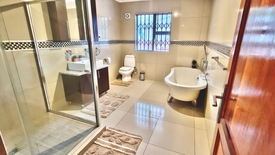 6 Bedroom Property for Sale in Vaal Marina Gauteng
