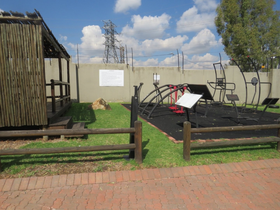 To Let 2 Bedroom Property for Rent in Barbeque Downs Gauteng