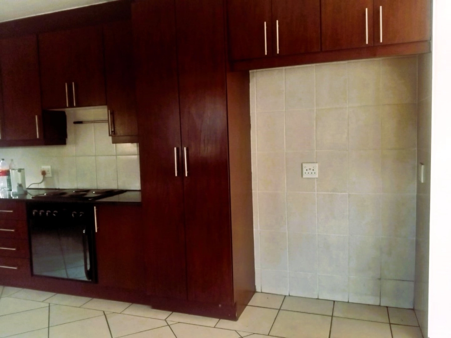 6 Bedroom Property for Sale in Kosmosdal Gauteng