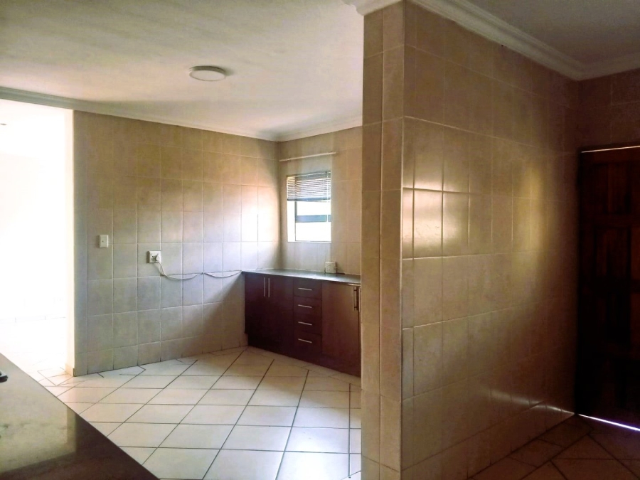 6 Bedroom Property for Sale in Kosmosdal Gauteng