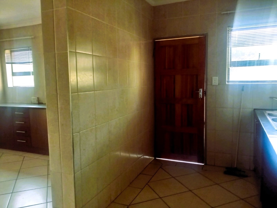 6 Bedroom Property for Sale in Kosmosdal Gauteng