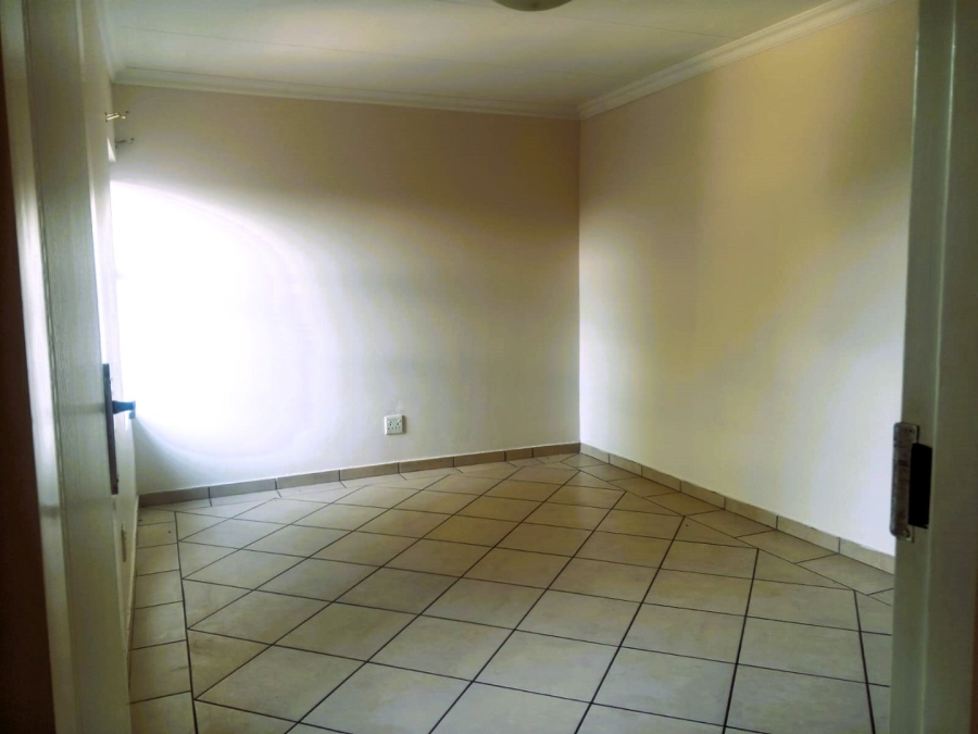 6 Bedroom Property for Sale in Kosmosdal Gauteng