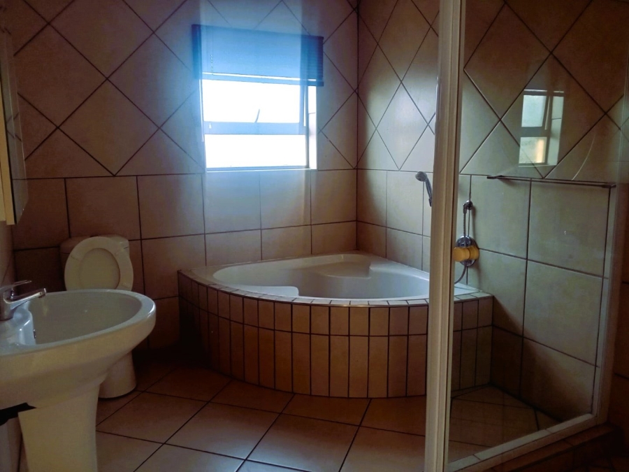 6 Bedroom Property for Sale in Kosmosdal Gauteng