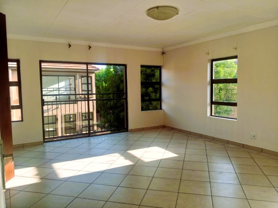 6 Bedroom Property for Sale in Kosmosdal Gauteng